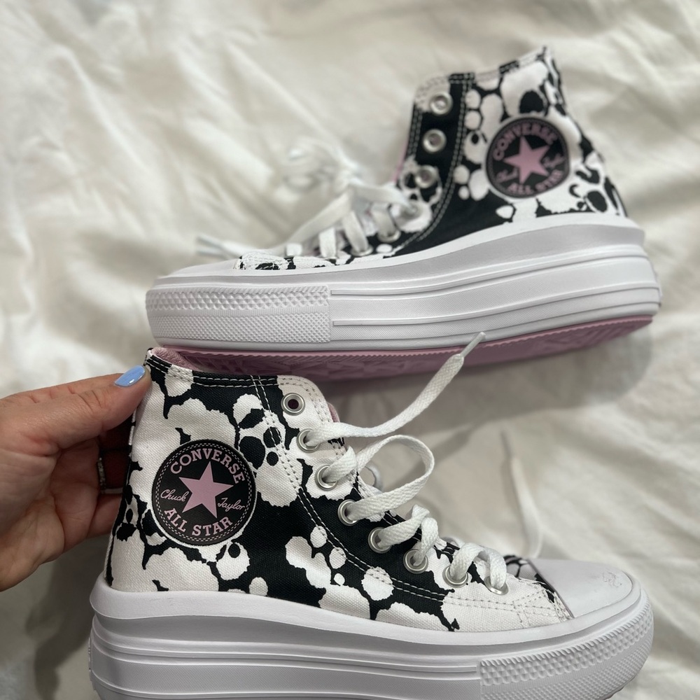 CONVERSE ALL STAR BLACK + WHITE PLATFORM SNEAKERS WOMENS 7 HIGHTOP SPOTS